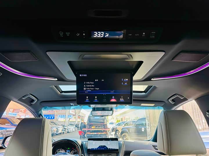 Фото 16 - Lexus LM