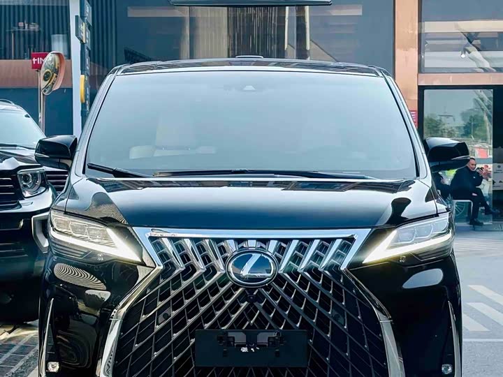 Фото 2 - Lexus LM