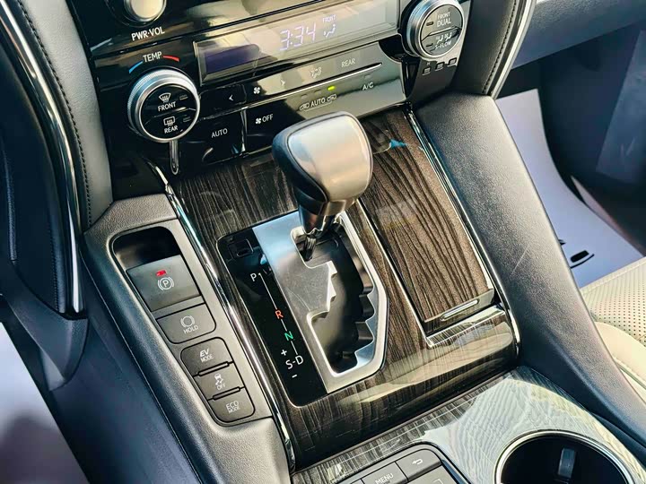 Фото 9 - Lexus LM