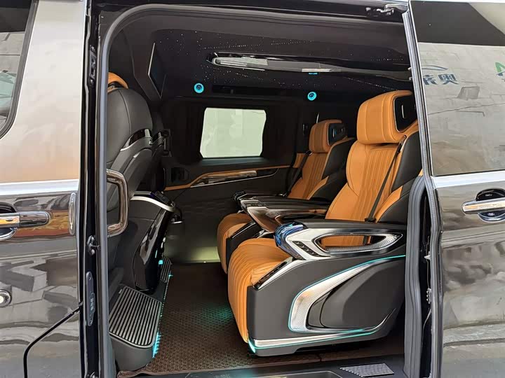 Фото 10 - Ford Tourneo