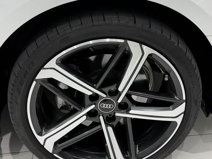 Фото 8 - Audi A4L