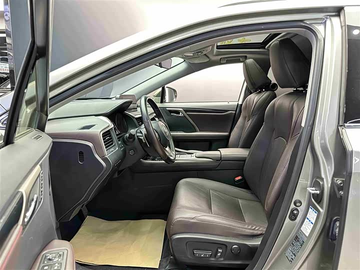 Фото 5 - Lexus RX