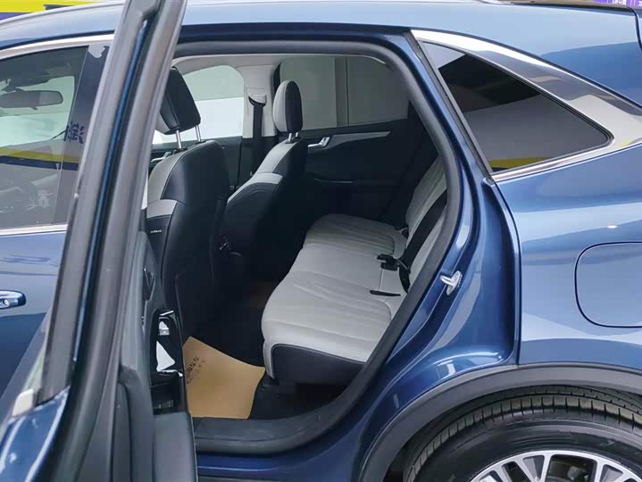 Фото 11 - Ford Escape