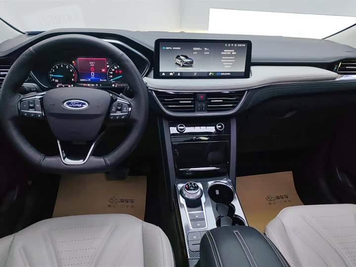 Фото 12 - Ford Escape