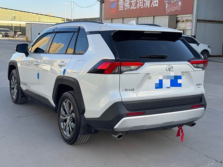 Фото 10 - Toyota RAV4