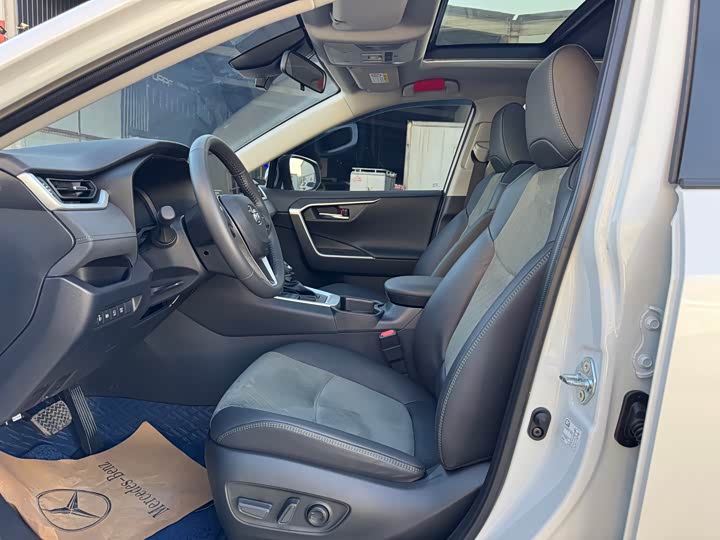 Фото 4 - Toyota RAV4