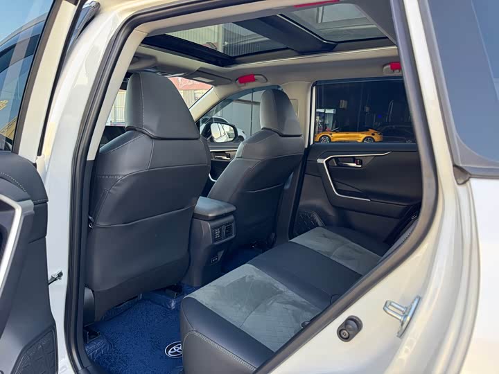 Фото 7 - Toyota RAV4