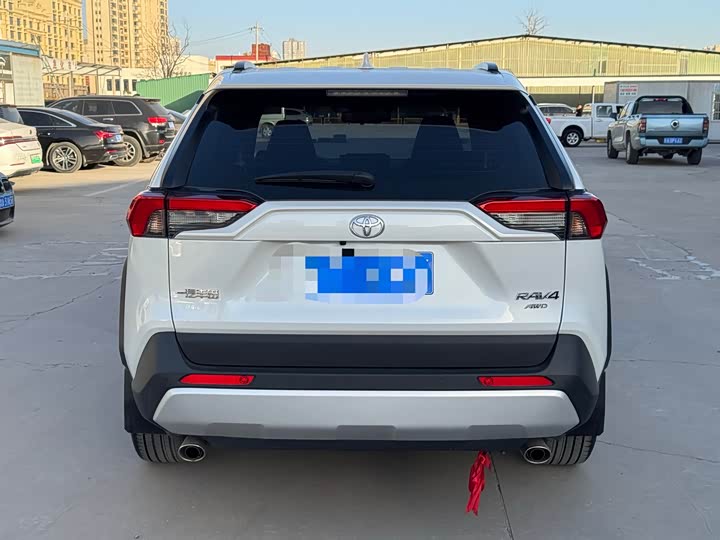 Фото 9 - Toyota RAV4