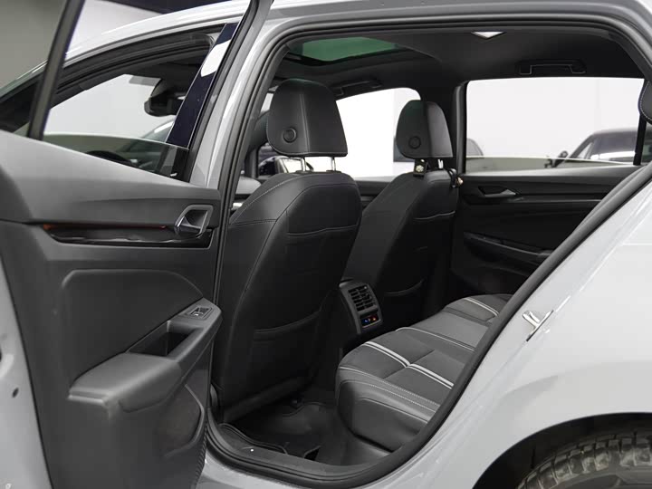 Фото 18 - Volkswagen Golf