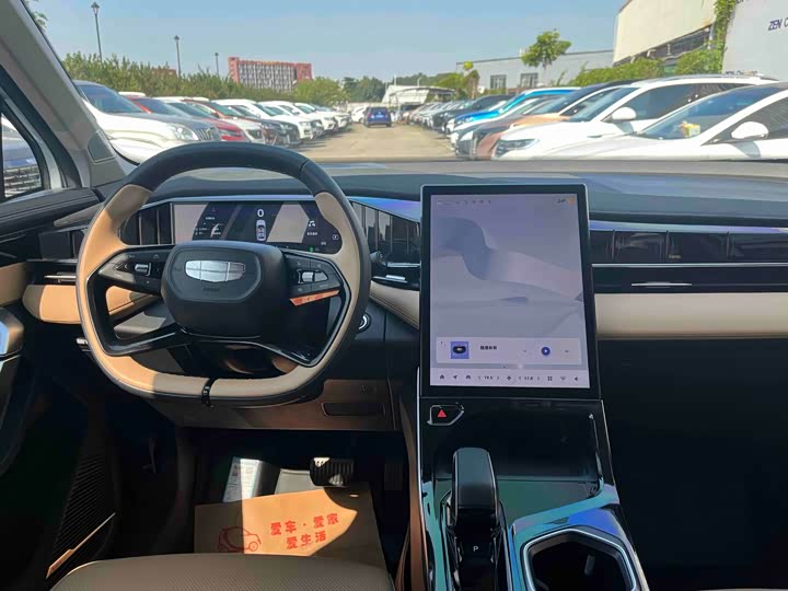 Фото 10 - Geely Atlas L