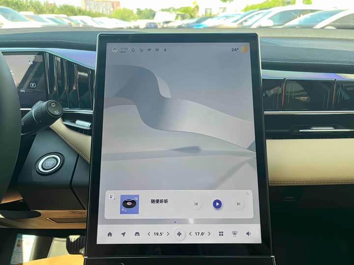 Фото 11 - Geely Atlas L