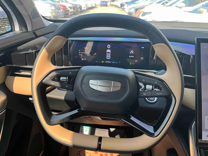 Фото 12 - Geely Atlas L