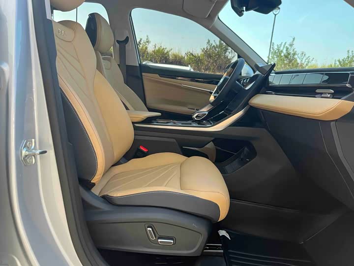 Фото 16 - Geely Atlas L