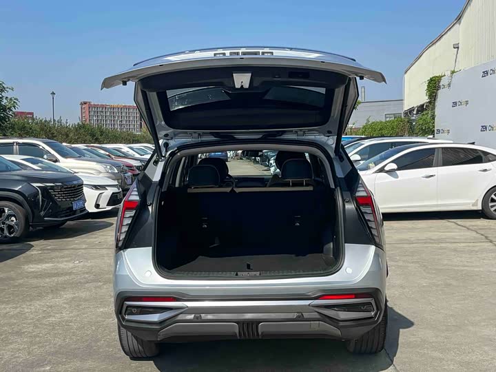 Фото 18 - Geely Atlas L