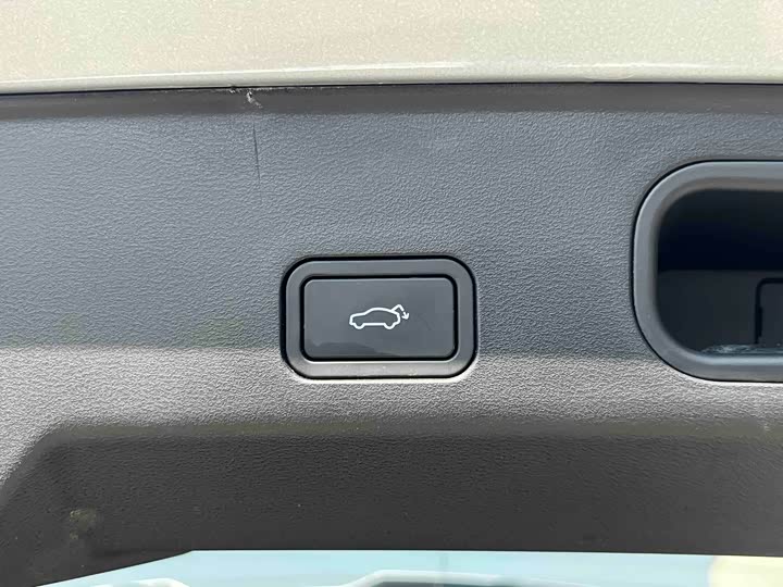 Фото 19 - Geely Atlas L