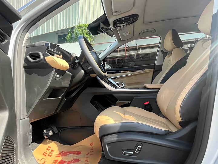 Фото 6 - Geely Atlas L