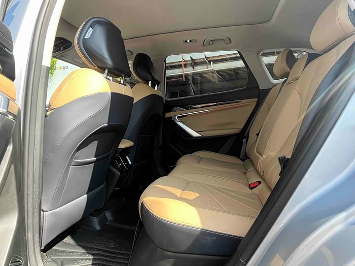 Фото 7 - Geely Atlas L