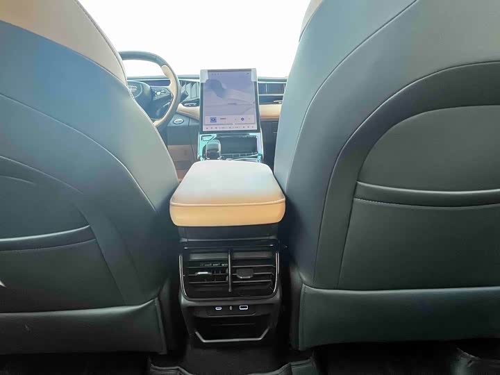 Фото 8 - Geely Atlas L