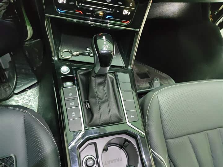 Фото 14 - Volkswagen Passat