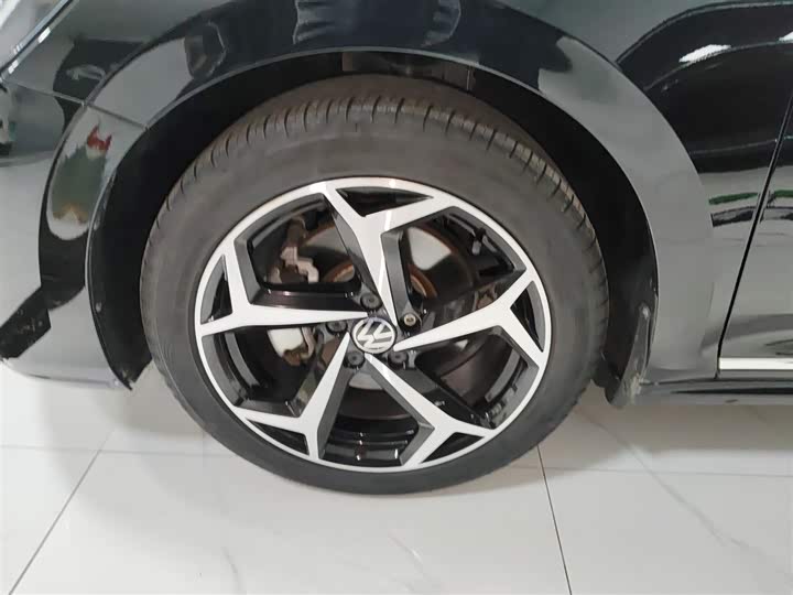 Фото 23 - Volkswagen Passat