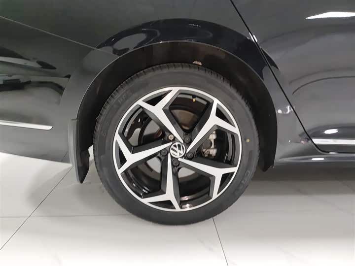 Фото 26 - Volkswagen Passat