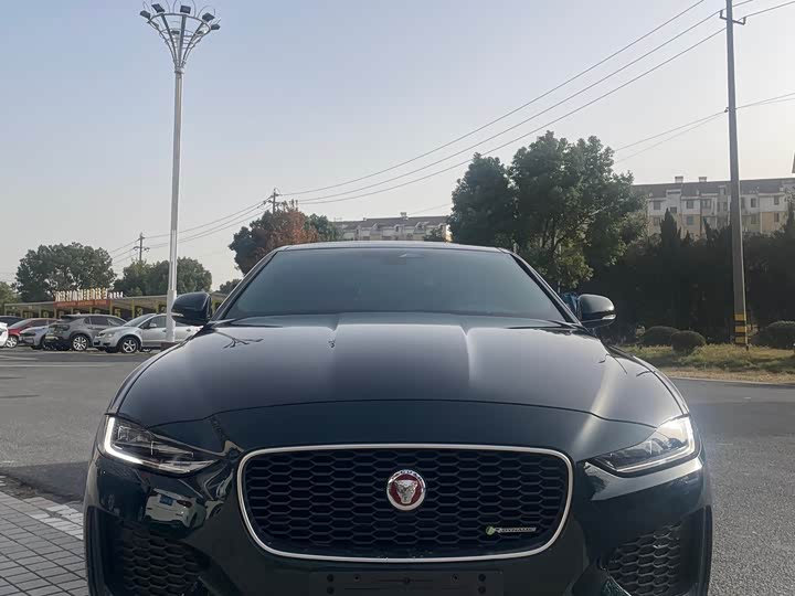 Фото 1 - Jaguar XE L