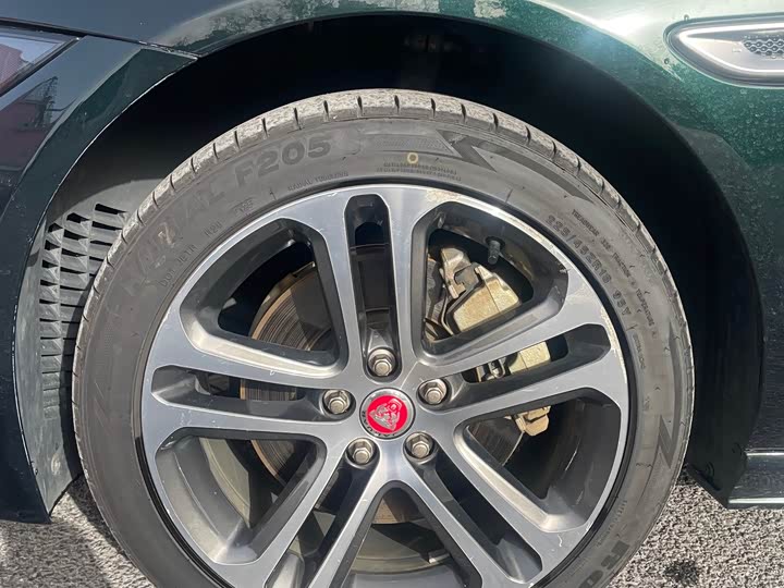 Фото 2 - Jaguar XE L