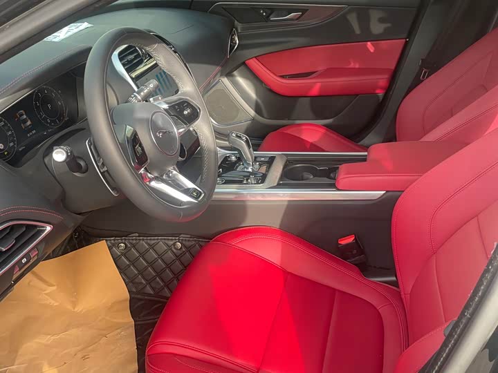 Фото 4 - Jaguar XE L