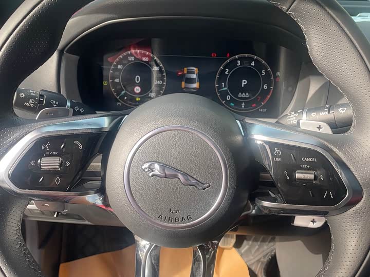 Фото 8 - Jaguar XE L