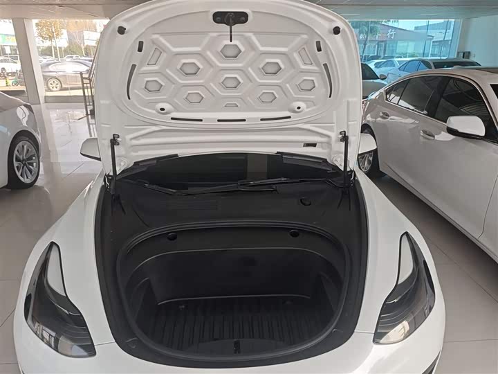 Фото 10 - Tesla Model 3