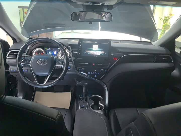 Фото 10 - Toyota Camry