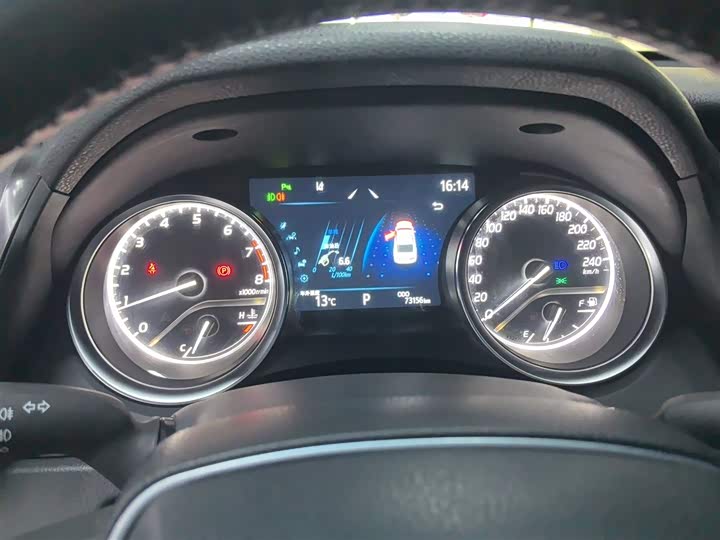 Фото 12 - Toyota Camry