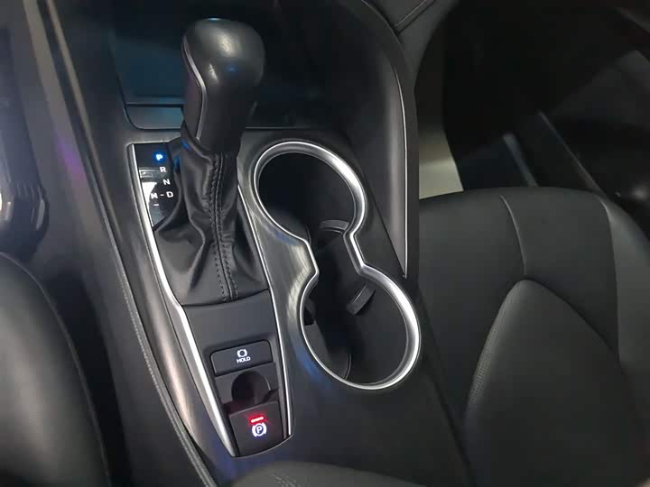 Фото 14 - Toyota Camry