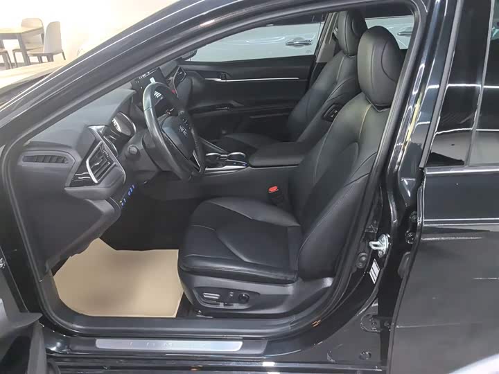 Фото 15 - Toyota Camry