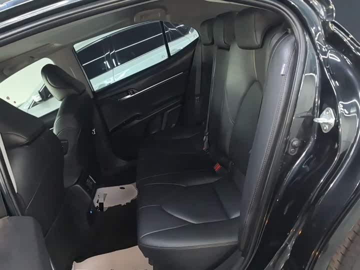 Фото 17 - Toyota Camry