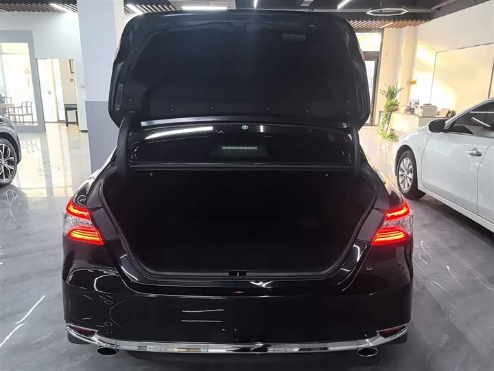 Фото 19 - Toyota Camry