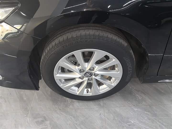 Фото 23 - Toyota Camry