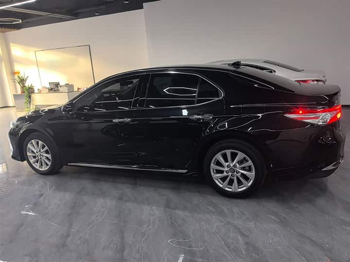 Фото 5 - Toyota Camry