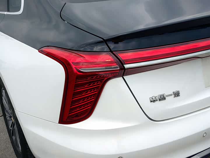 Фото 14 - Hongqi H5