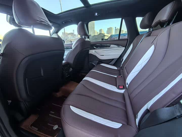 Фото 9 - Geely Monjaro