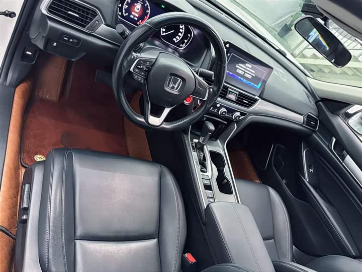 Фото 18 - Honda Accord