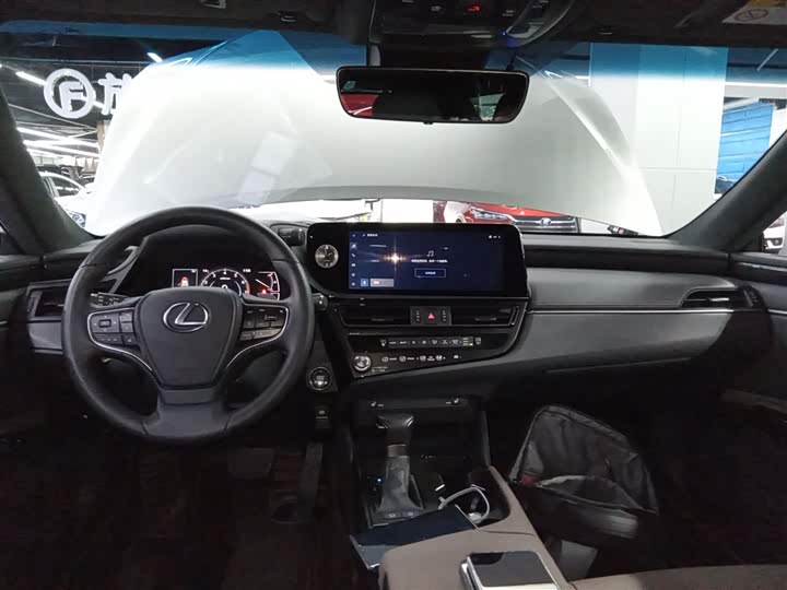 Фото 10 - Lexus ES