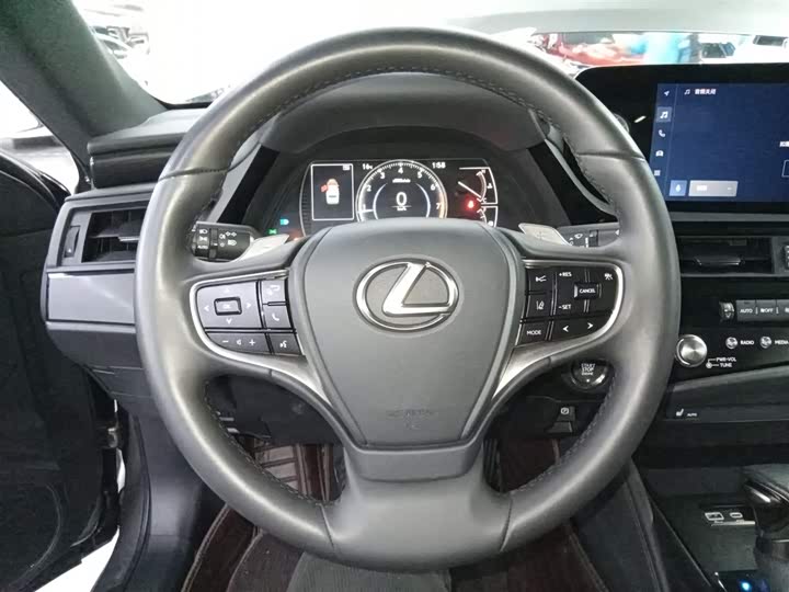 Фото 11 - Lexus ES