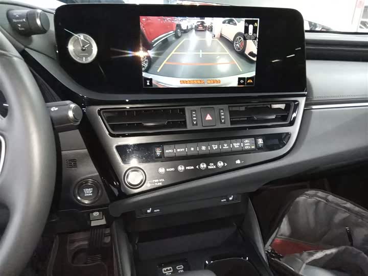 Фото 13 - Lexus ES