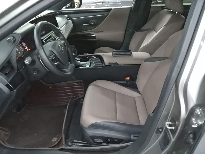 Фото 15 - Lexus ES