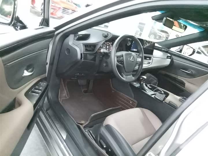 Фото 16 - Lexus ES