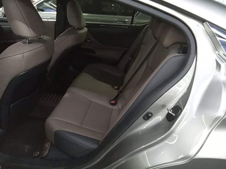 Фото 17 - Lexus ES