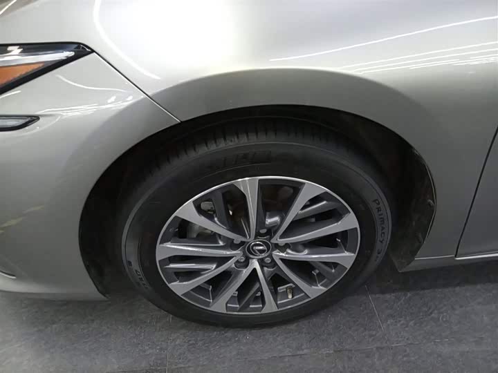 Фото 23 - Lexus ES