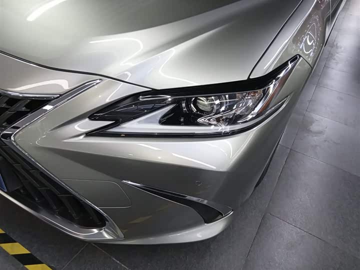 Фото 24 - Lexus ES