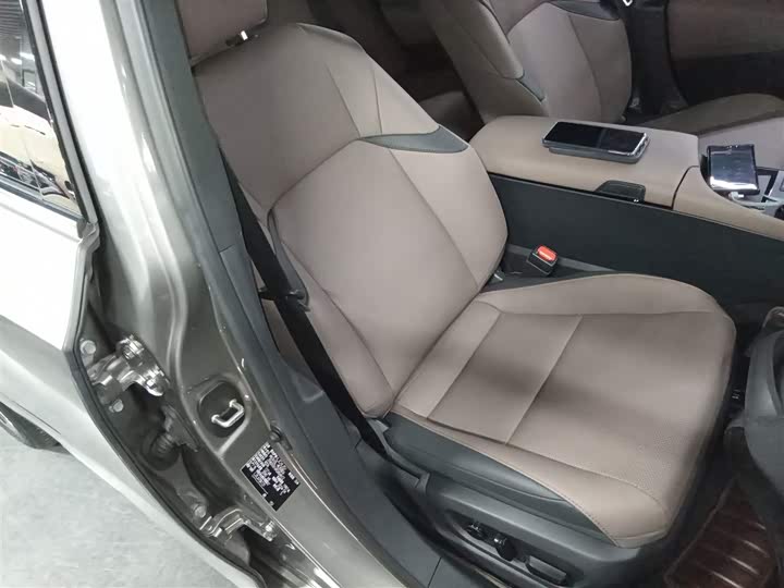 Фото 25 - Lexus ES